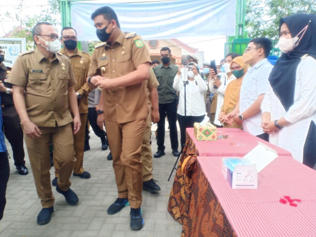 Wali Kota Medan Bobby Nasution didampingi Kadis Kesehatan Kota Medan Dr. Taufik Ririansyah mencanangkan vaksinasi anak usia 6 sampai 11 tahun tahap pertama